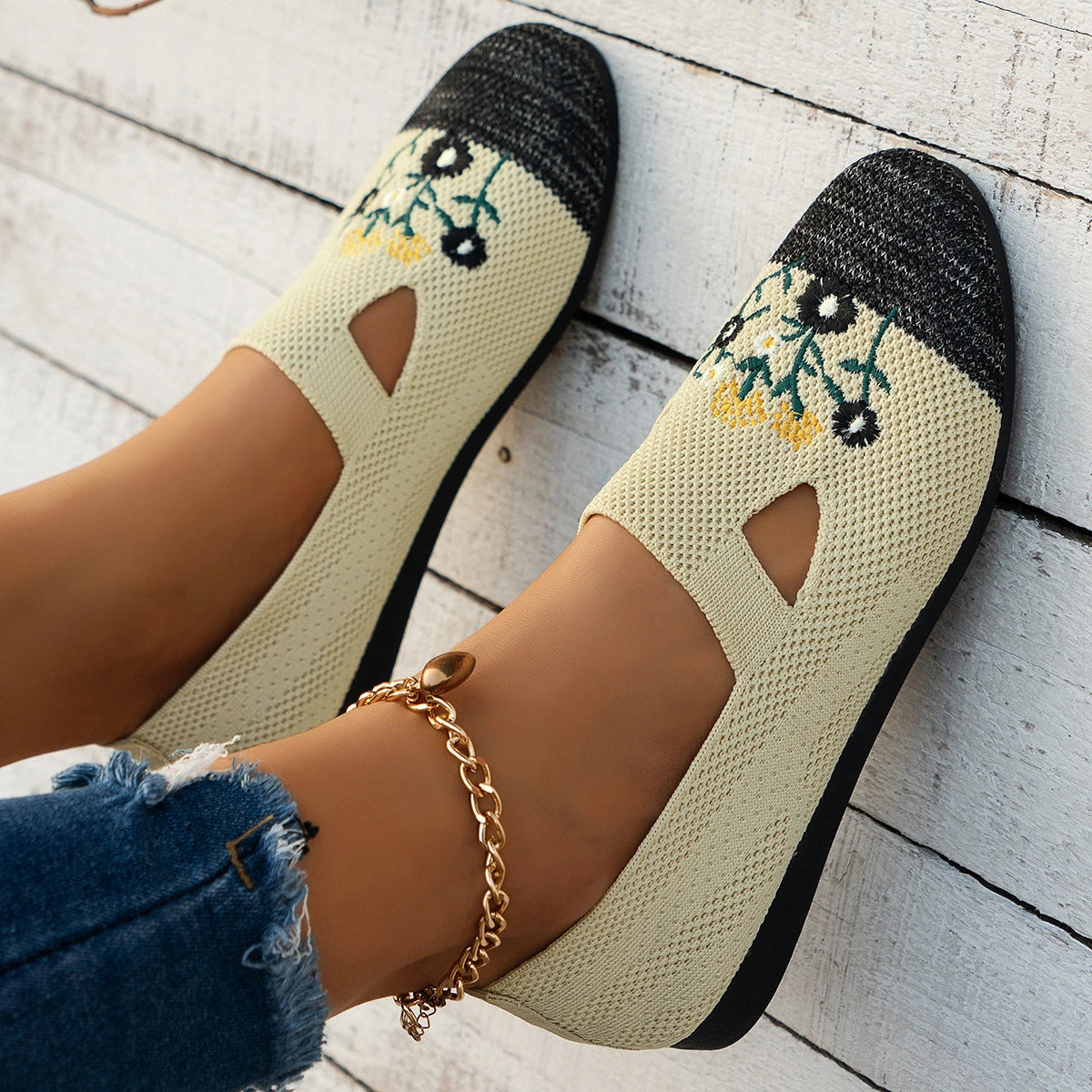 Ethnic Style Embroidered Hollow Pumps