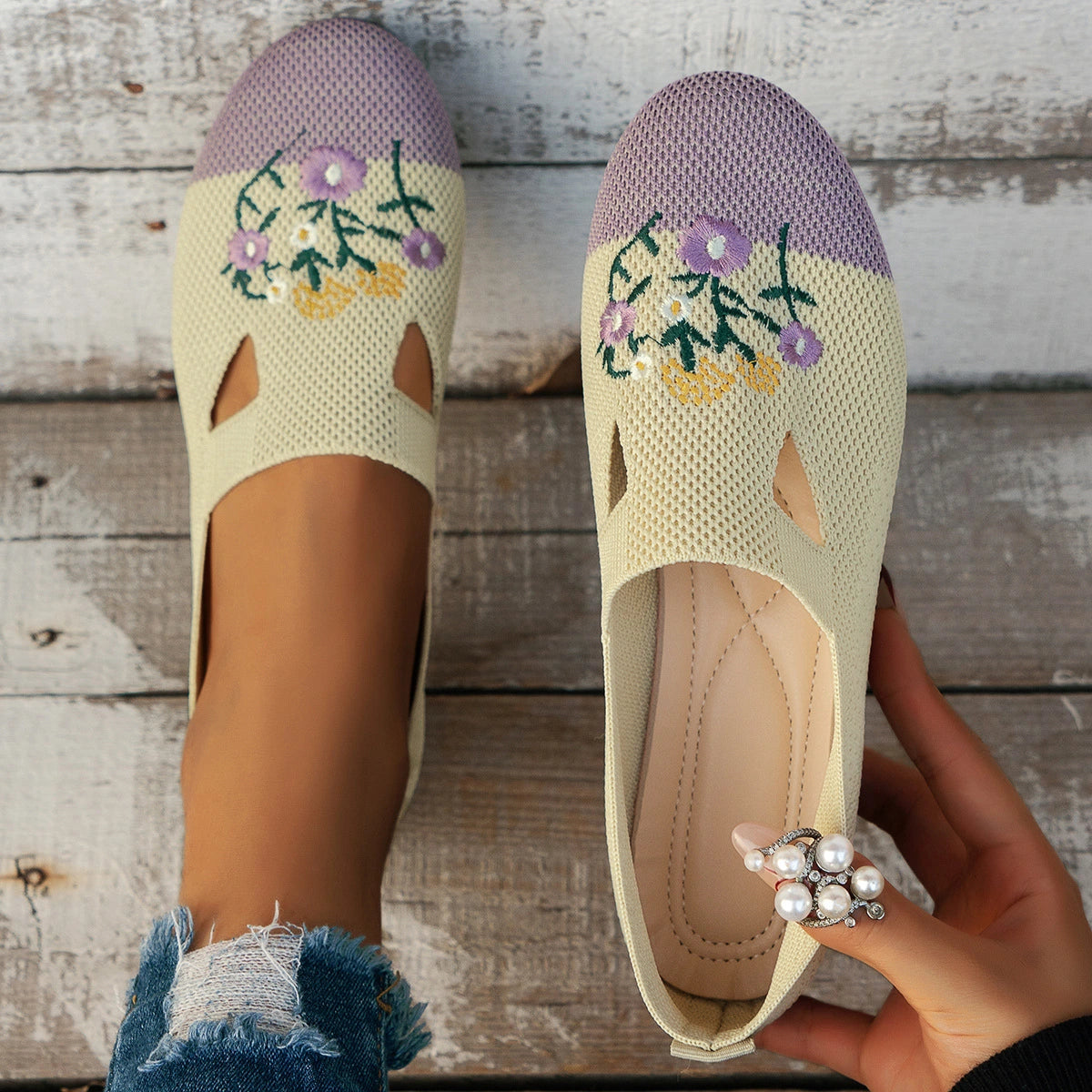 Ethnic Style Embroidered Hollow Pumps